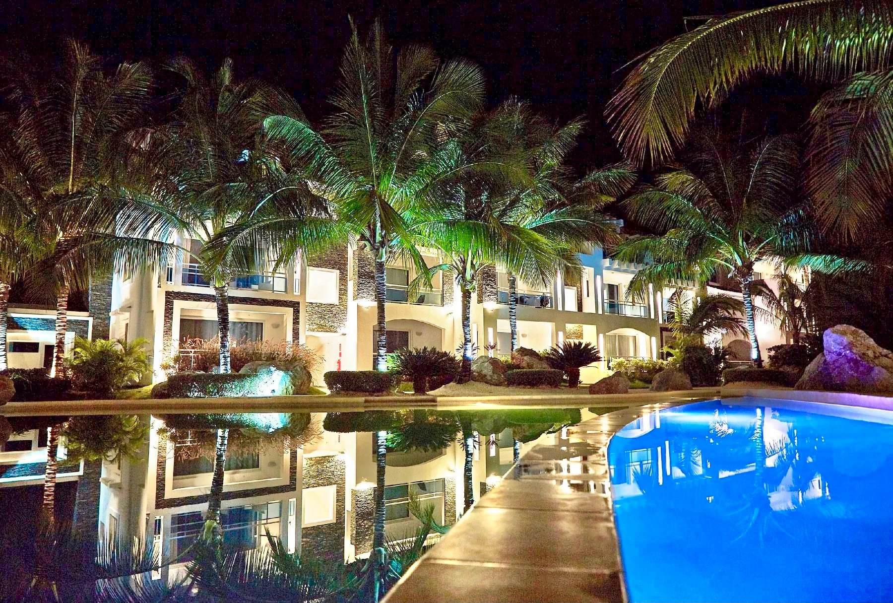 Piscine et bâtiments en soirée
