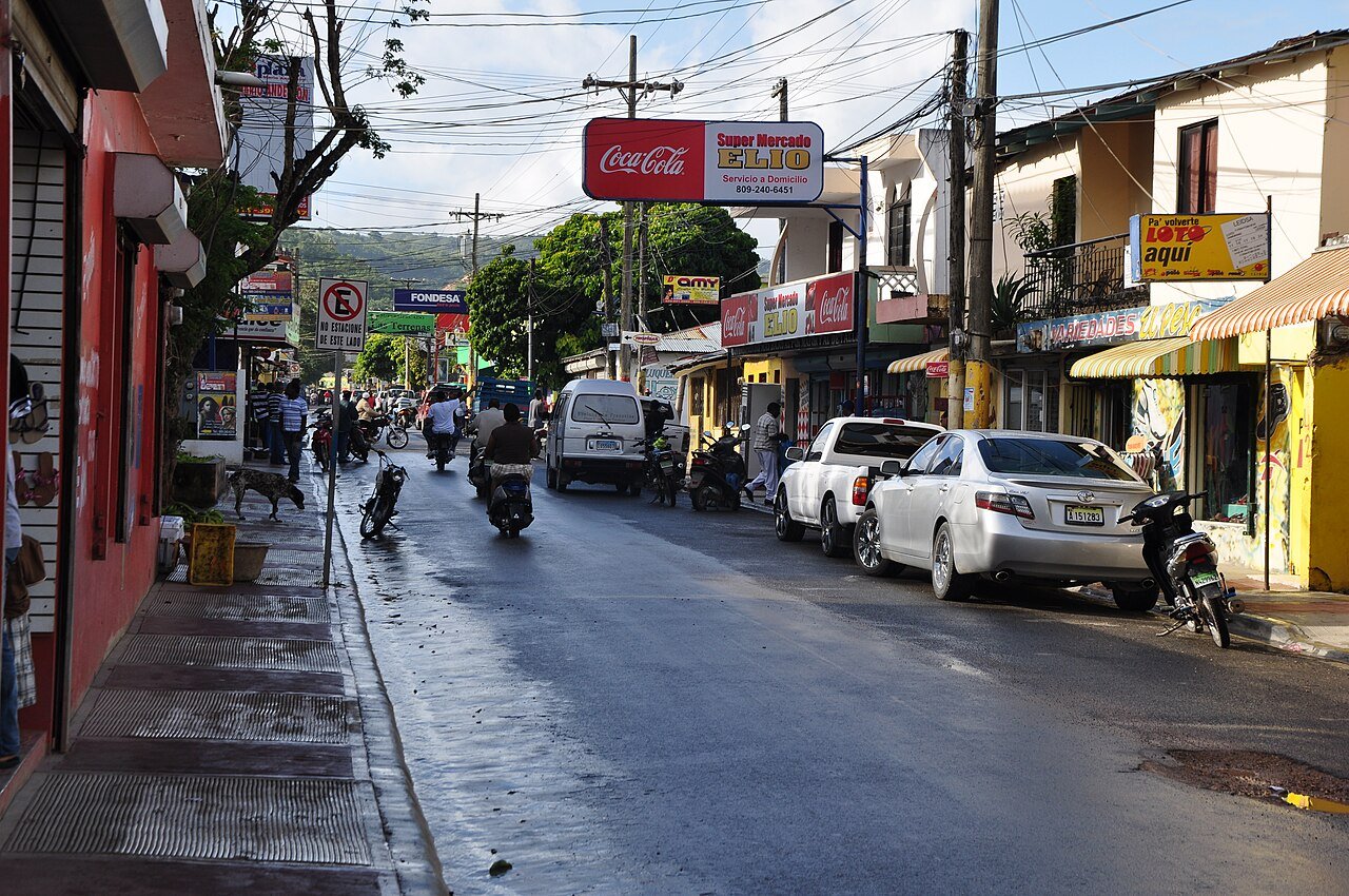 Shops and traffic on a street in Las Terrenas.